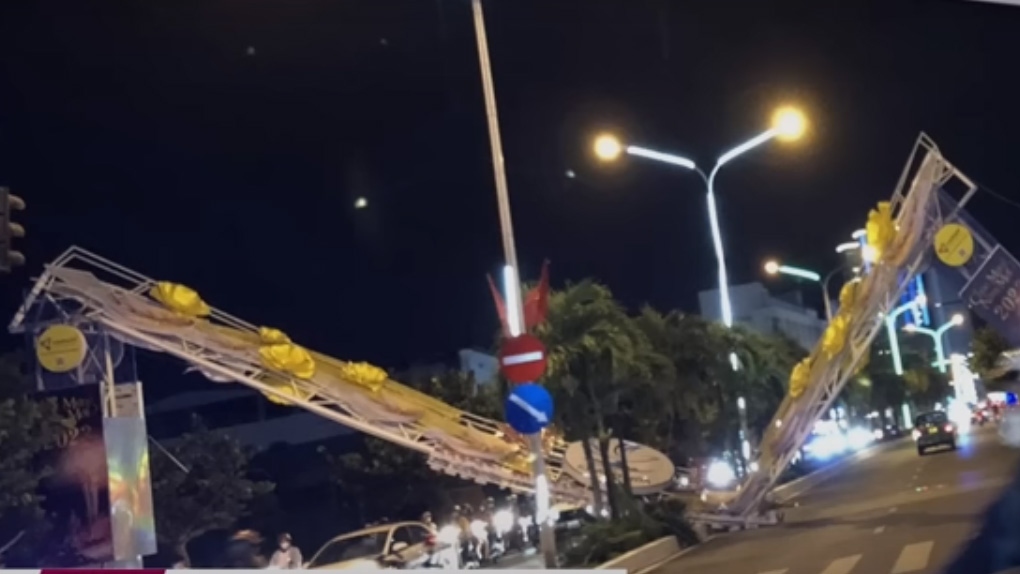Cổng chào mừng năm mới ở thành phố Nha Trang bất ngờ gãy gập do gió lớn?